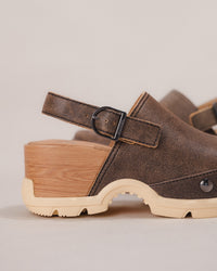 SOREL Roam'N Clog – Women's Leather Platform Clog in Canoe/Bleached Ceramic