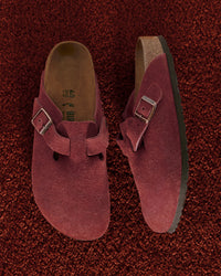 Birkenstock Boston Clog in Zinfandel Suede fall seasonal dark red.
Birkenstock Boston clog, Zinfandel suede, women’s slip-on clog, iconic Birkenstock footwear, all-day comfort shoes.