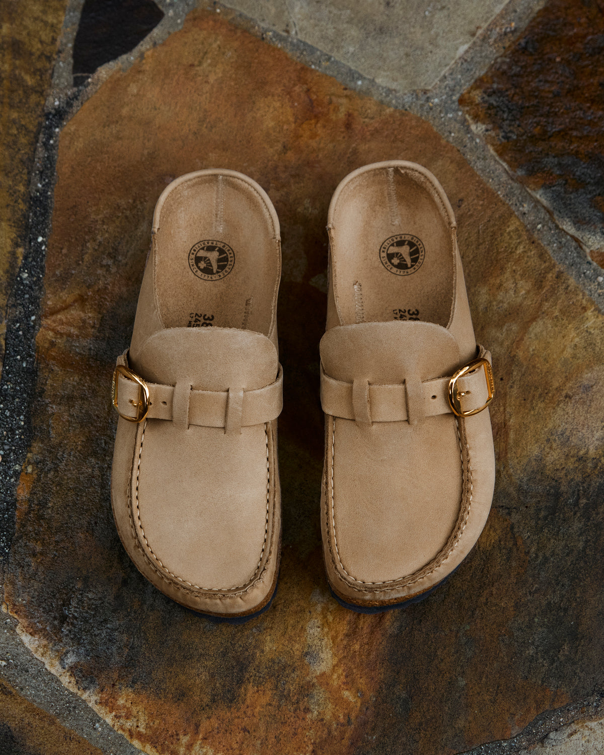 Birkenstock Buckley Clog in Tobacco Brown Oiled Leather.
Birkenstock Buckley clog, Tobacco Brown oiled leather, women’s slip-on clog, moccasin-style clog, all-day comfort shoes.
