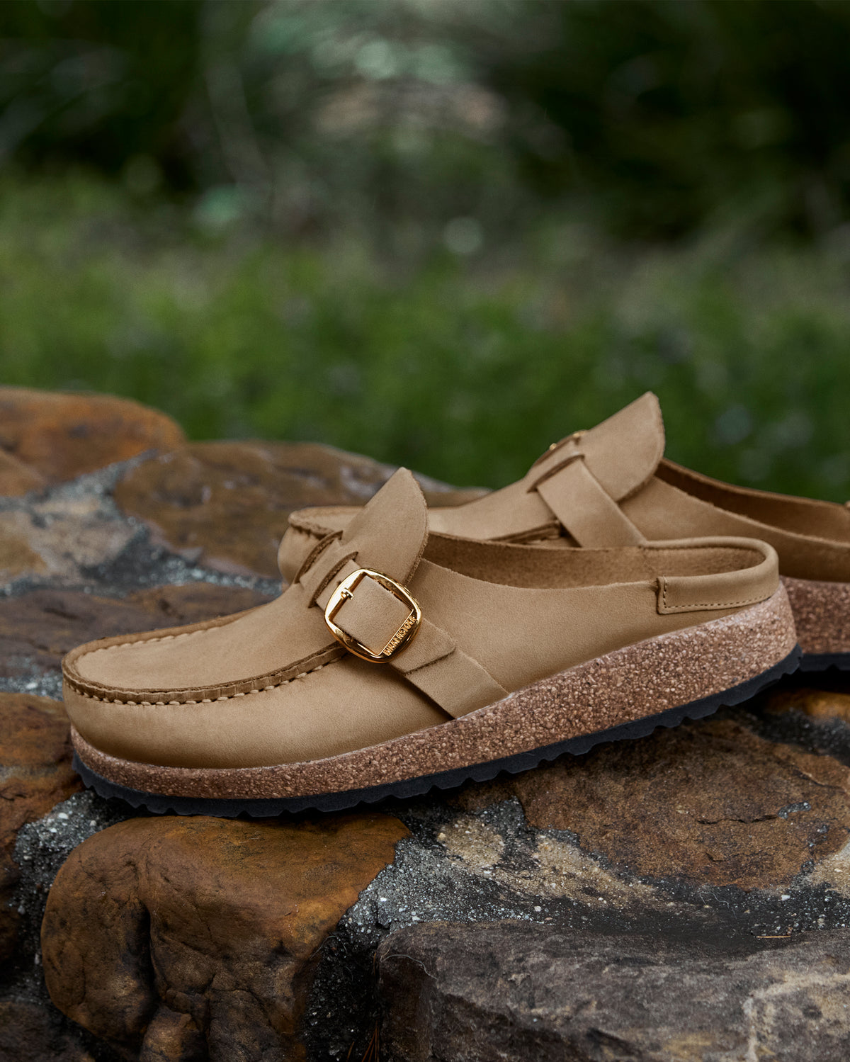 Birkenstock Buckley Clog in Tobacco Brown Oiled Leather.
Birkenstock Buckley clog, Tobacco Brown oiled leather, women’s slip-on clog, moccasin-style clog, all-day comfort shoes.