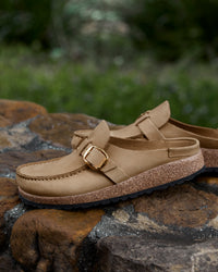 Birkenstock Buckley Clog in Tobacco Brown Oiled Leather.
Birkenstock Buckley clog, Tobacco Brown oiled leather, women’s slip-on clog, moccasin-style clog, all-day comfort shoes.