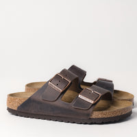 Side profile of the Birkenstock Arizona Sandal in Habana Oiled Leather, featuring the flexible EVA sole and oiled leather straps with a unique patina.