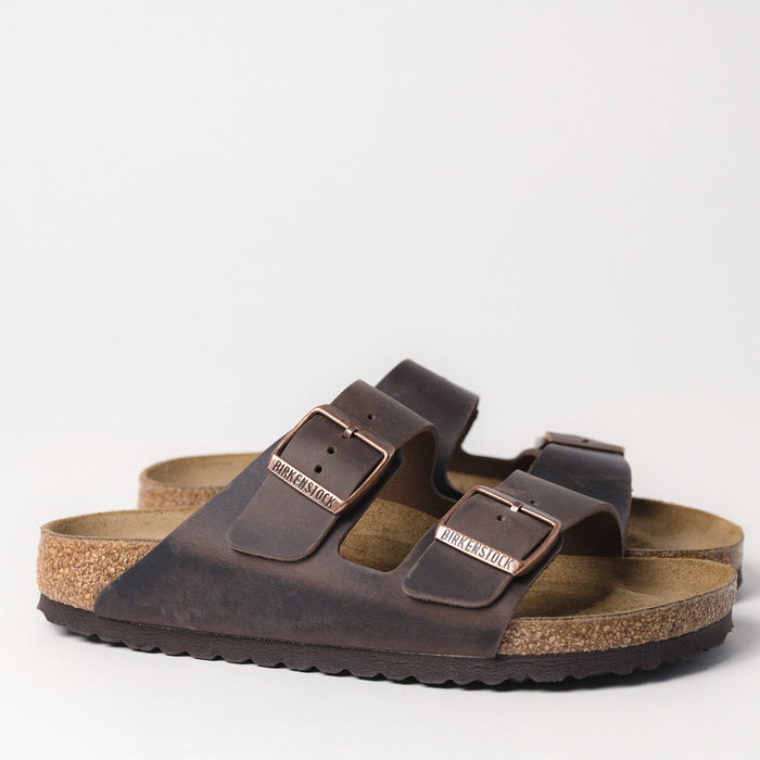 Side profile of the Birkenstock Arizona Sandal in Habana Oiled Leather, featuring the flexible EVA sole and oiled leather straps with a unique patina.