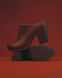 Kork-Ease Sagano Mule in Rum Leather – Women’s Platform Leather Clog
A bold leather mule with modern lines, a cushioned footbed, and a sculpted heel. The Kork-Ease Sagano offers elevated comfort and effortless style.