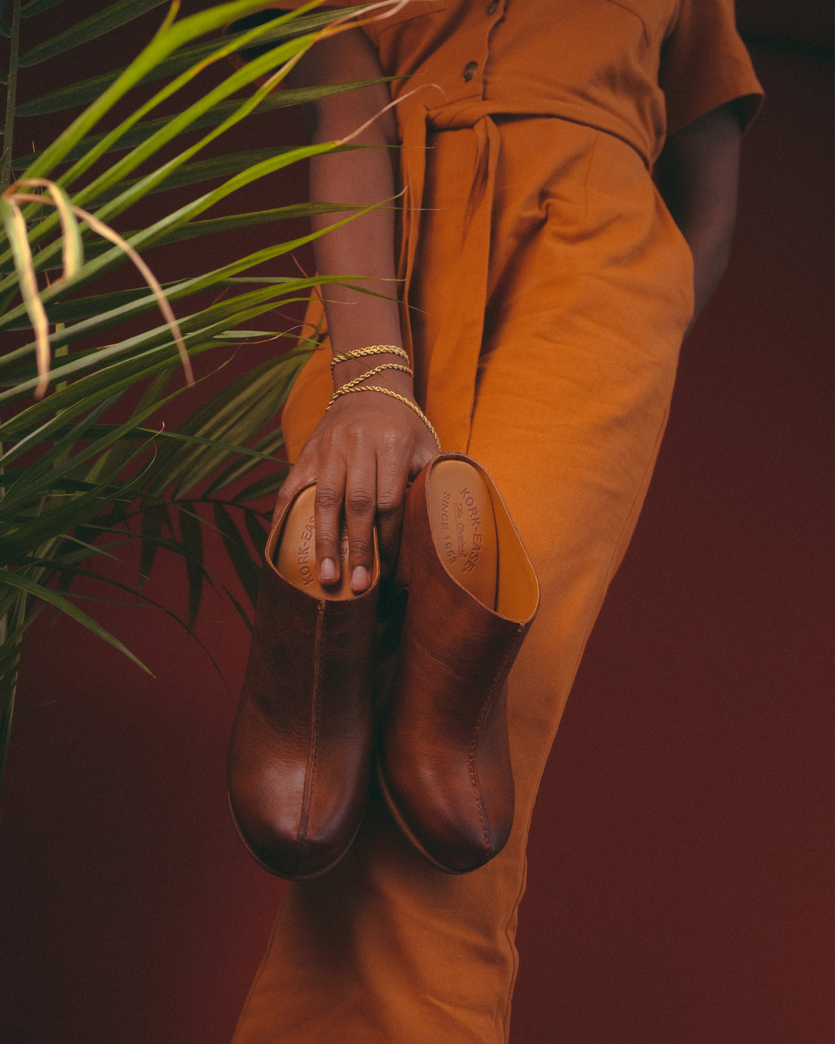 Kork-Ease Sagano Mule in Rum Leather – Women’s Platform Leather Clog
A bold leather mule with modern lines, a cushioned footbed, and a sculpted heel. The Kork-Ease Sagano offers elevated comfort and effortless style.