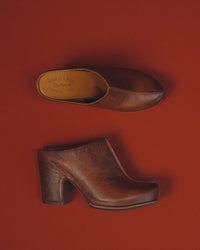 Kork-Ease Sagano Mule in Rum Leather – Women’s Platform Leather Clog
A bold leather mule with modern lines, a cushioned footbed, and a sculpted heel. The Kork-Ease Sagano offers elevated comfort and effortless style.