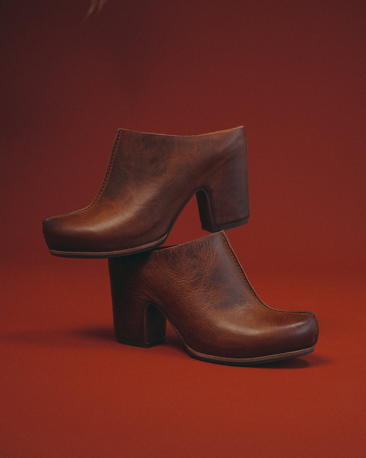 Kork-Ease Sagano Mule in Rum Leather – Women’s Platform Leather Clog
A bold leather mule with modern lines, a cushioned footbed, and a sculpted heel. The Kork-Ease Sagano offers elevated comfort and effortless style.
