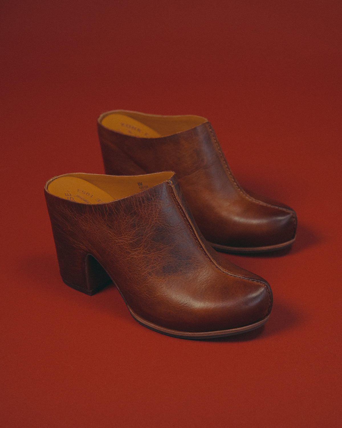 Kork-Ease Sagano Mule in Rum Leather – Women’s Leather Clog
A bold leather mule with modern lines, a cushioned footbed, and a sculpted heel. The Kork-Ease Sagano offers elevated comfort and effortless style.