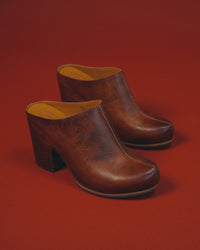 Kork-Ease Sagano Mule in Rum Leather – Women’s Leather Clog
A bold leather mule with modern lines, a cushioned footbed, and a sculpted heel. The Kork-Ease Sagano offers elevated comfort and effortless style.