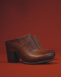 Kork-Ease Sagano Mule in Rum Leather – Women’s Platform Leather Clog
A bold leather mule with modern lines, a cushioned footbed, and a sculpted heel. The Kork-Ease Sagano offers elevated comfort and effortless style.