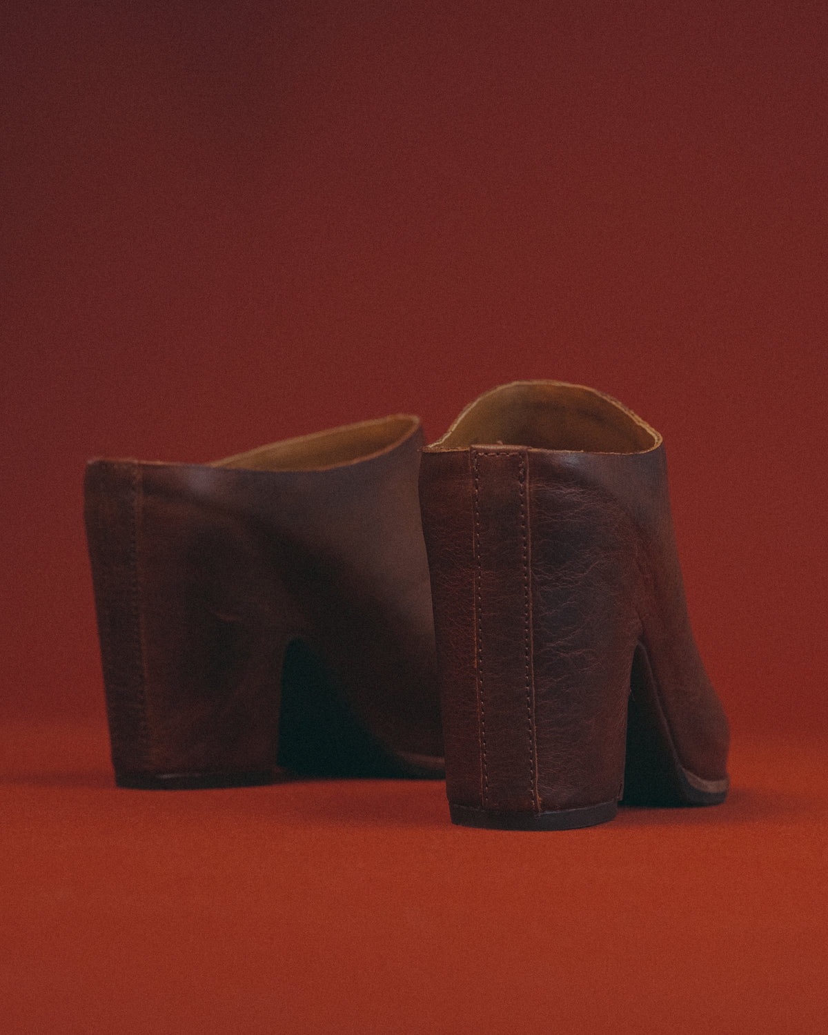 Kork-Ease Sagano Mule in Rum Leather – Women’s Platform Leather Clog
A bold leather mule with modern lines, a cushioned footbed, and a sculpted heel. The Kork-Ease Sagano offers elevated comfort and effortless style.