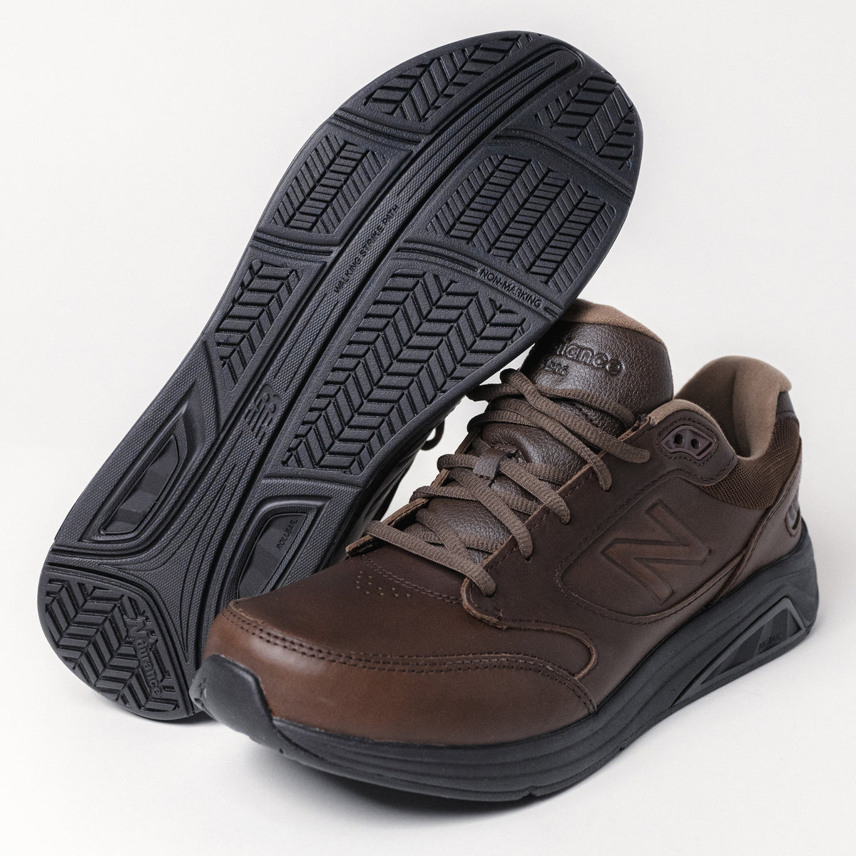 Outsole view of the men's New Balance 928 V3, emphasizing its durable traction.