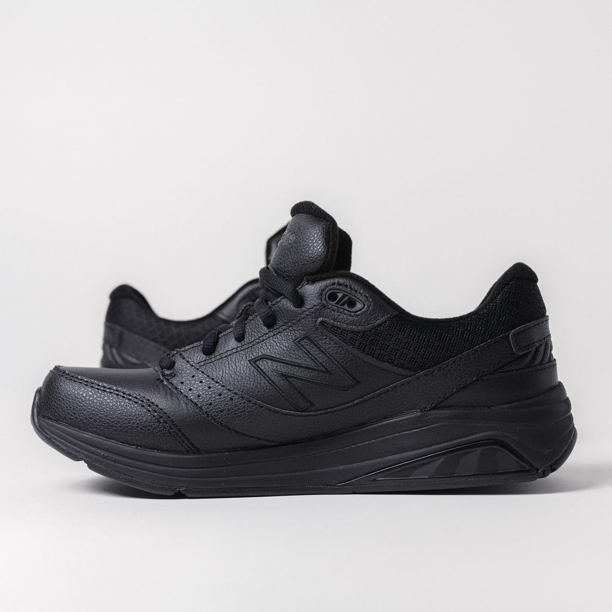 Detailed view of the ABZORB midsole on the New Balance 928 V3, offering impact absorption and compression resistance for superior comfort.