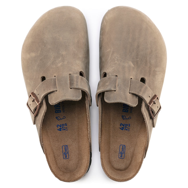 Overhead look at the soft suede-lined footbed and smooth oiled leather finish.