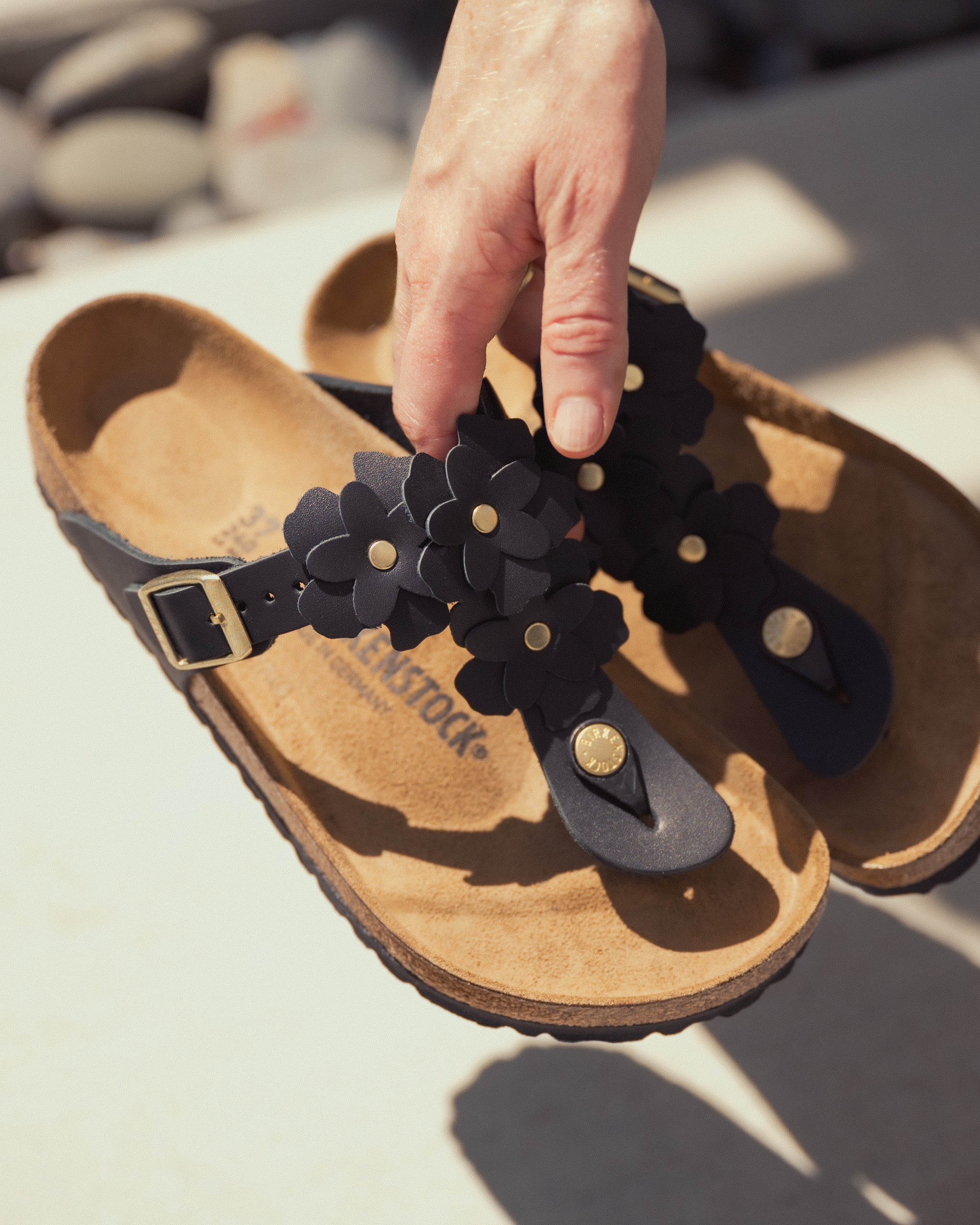 Women's Birkenstock Gizeh Flowers - Black Leather – Plaza Shoe Store
