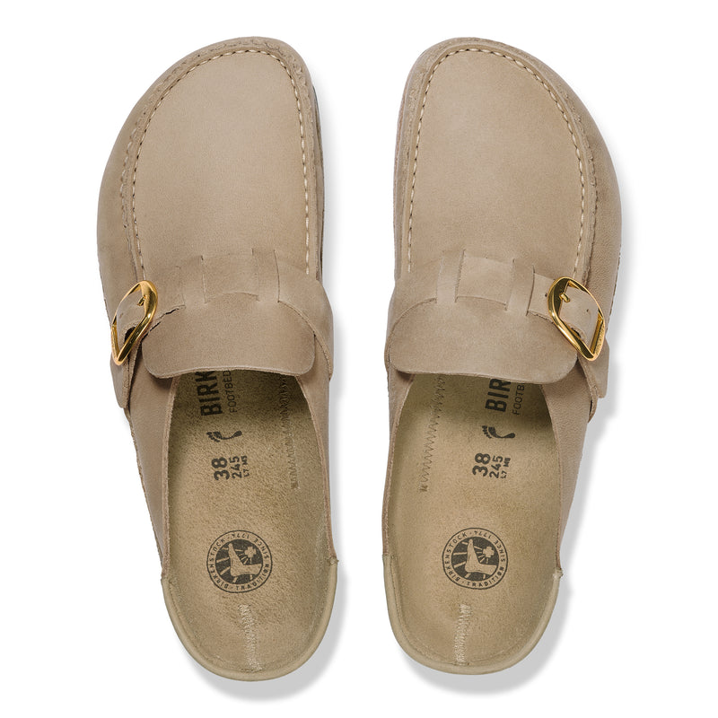 Birkenstock Buckley Clog in Tobacco Brown Oiled Leather.
Birkenstock Buckley clog, Tobacco Brown oiled leather, women’s slip-on clog, moccasin-style clog, all-day comfort shoes.
