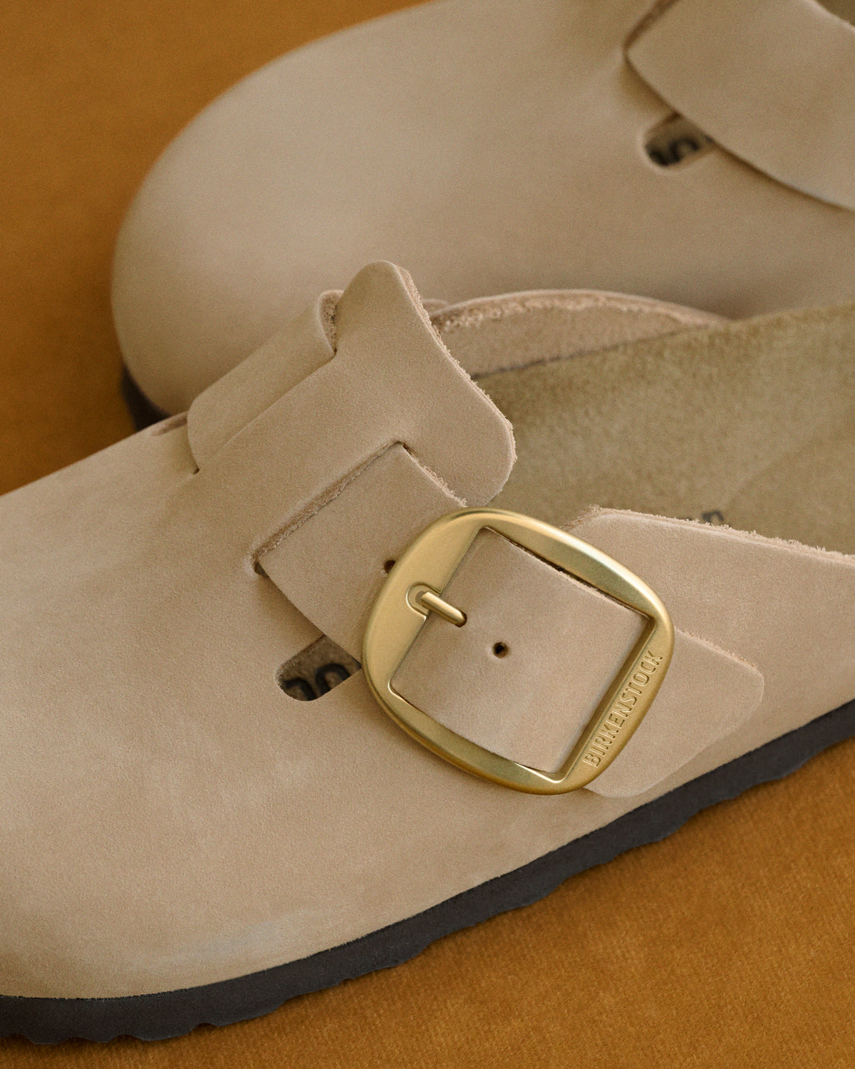 Birkenstock Boston Big Buckle Clog in Brown Oiled Leather – Heritage Comfort

The Boston Big Buckle brings a bold, premium hardware statement to a Birkenstock most-coveted classic slip-on clog. The seamless upper is built with substantial heritage oiled leather, measuring a rugged 2.8 to 3.2 millimeters in thickness. This premium hide features an untreated, oily-waxed surface finish that yields rich, organic color variations with every individual pair. It is designed to develop a personalized, vinta