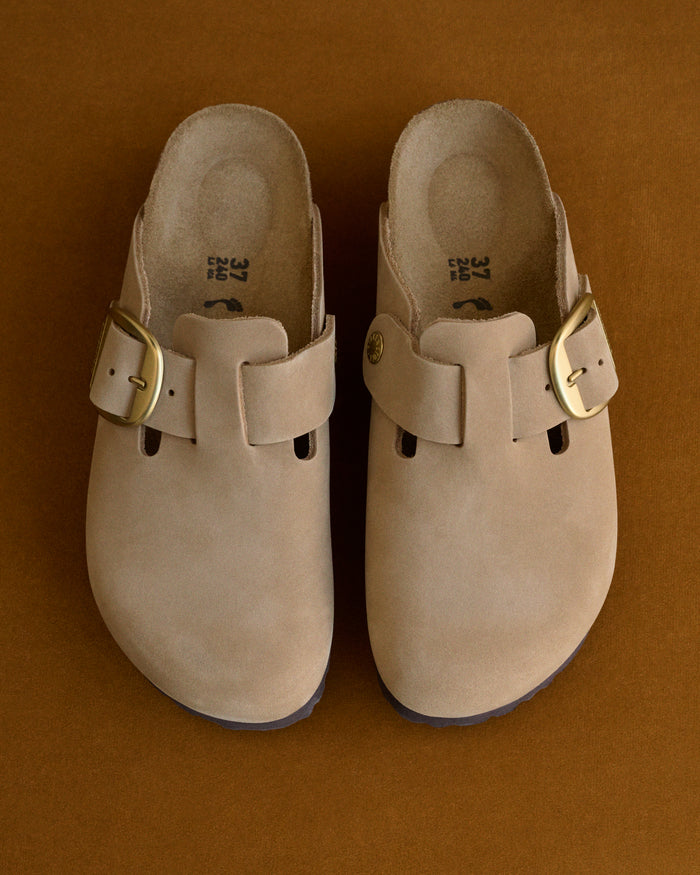 Birkenstock Boston Big Buckle Clog in Tobacco Brown Oiled Leather – Heritage Comfort

The Boston Big Buckle brings a bold, premium hardware statement to a Birkenstock most-coveted classic slip-on clog. The seamless upper is built with substantial heritage oiled leather, measuring a rugged 2.8 to 3.2 millimeters in thickness. This premium hide features an untreated, oily-waxed surface finish that yields rich, organic color variations with every individual pair. It is designed to develop a personalized, vinta