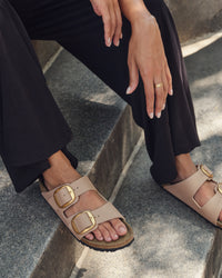 The Birkenstock Arizona Big Buckle in Sandcastle tan Birko-Flor makes a bold statement by pairing the brand’s most oversized hardware with its most versatile, easy-care material. The upper is crafted from Birko-Flor, a high-quality synthetic material that offers a refined look while being exceptionally durable, hygienic, and gentle on the skin.