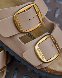 The Birkenstock Arizona Big Buckle in Sandcastle tan Birko-Flor makes a bold statement by pairing the brand’s most oversized hardware with its most versatile, easy-care material. The upper is crafted from Birko-Flor, a high-quality synthetic material that offers a refined look while being exceptionally durable, hygienic, and gentle on the skin.