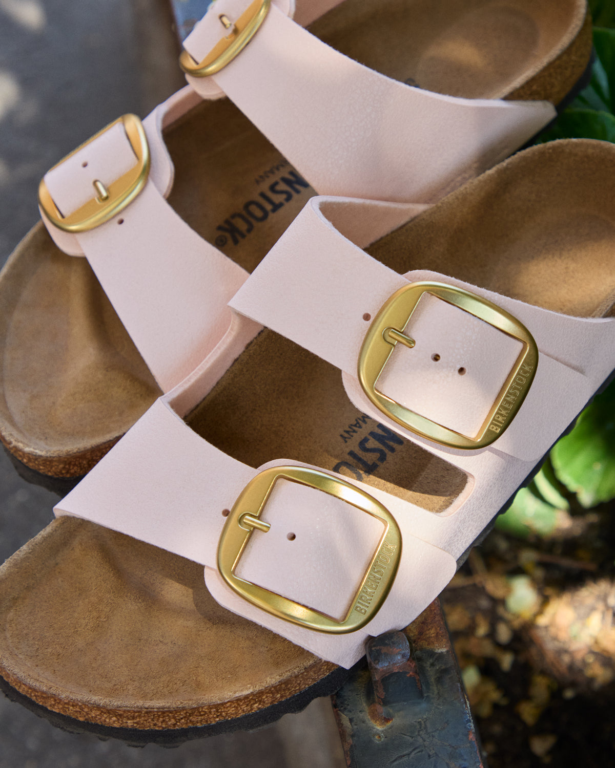 The Birkenstock Arizona Big Buckle in Light Rose Birkibuc bridges the gap between high-fashion aesthetics and everyday durability. This edition updates the legendary two-strap sandal with an amplified, oversized metal buckle that acts as a striking centerpiece. The upper is crafted from light pink-colored Birkibuc, a skin-friendly, durable synthetic material that perfectly mimics the soft texture and matte finish of nubuck leather.