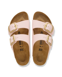 The Birkenstock Arizona Big Buckle in Light Rose Birkibuc bridges the gap between high-fashion aesthetics and everyday durability. This edition updates the legendary two-strap sandal with an amplified, oversized metal buckle that acts as a striking centerpiece. The upper is crafted from light pink-colored Birkibuc, a skin-friendly, durable synthetic material that perfectly mimics the soft texture and matte finish of nubuck leather.