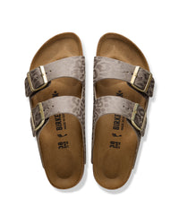 The Birkenstock Arizona Leopard Print Sandal in Birko-Flor brings a fierce, fashion-forward twist to the iconic style. This edition wraps the legendary two-strap silhouette in a bold, untamed animal print that serves as a neutral for any wardrobe. The upper is crafted from synthetic textured Birko-Flor, a skin-friendly and tear-resistant synthetic material that offers a sleek, leather-like finish. 