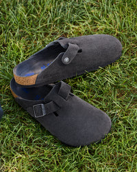 Birkenstock Boston Soft Footbed Suede Leather Clog in Charcoal

The Birkenstock Boston Clog has transitioned from a lounge staple to a street-style icon, and this version offers the most "broken-in" feel right out of the box. Crafted from premium, velvety suede, the upper has a soft, flexible drape that conforms comfortably to the foot. The standout feature is the integrated latex foam layer tucked inside the signature cork footbed. This "soft footbed" provides instant cushioning.