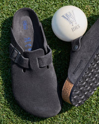 Birkenstock Boston Soft Footbed Suede Leather Clog in Charcoal

The Birkenstock Boston Clog has transitioned from a lounge staple to a street-style icon, and this version offers the most "broken-in" feel right out of the box. Crafted from premium, velvety suede, the upper has a soft, flexible drape that conforms comfortably to the foot. The standout feature is the integrated latex foam layer tucked inside the signature cork footbed. 