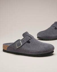 Birkenstock Boston Soft Footbed Suede Leather Clog in Charcoal

The Birkenstock Boston Clog has transitioned from a lounge staple to a street-style icon, and this version offers the most "broken-in" feel right out of the box. Crafted from premium, velvety suede, the upper has a soft, flexible drape that conforms comfortably to the foot. The standout feature is the integrated latex foam layer tucked inside the signature cork footbed. 