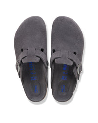Birkenstock Boston Soft Footbed Suede Leather Clog in Charcoal

The Birkenstock Boston Clog has transitioned from a lounge staple to a street-style icon, and this version offers the most "broken-in" feel right out of the box. Crafted from premium, velvety suede, the upper has a soft, flexible drape that conforms comfortably to the foot. The standout feature is the integrated latex foam layer tucked inside the signature cork footbed. 