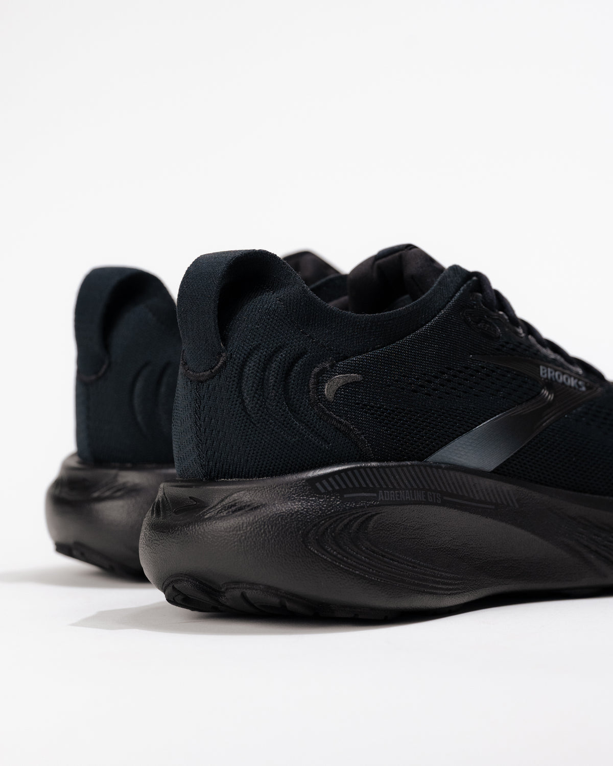 Brooks Adrenaline GTS 25 Black men’s running shoes from heel-to-toe angle – soft ride and modern support system