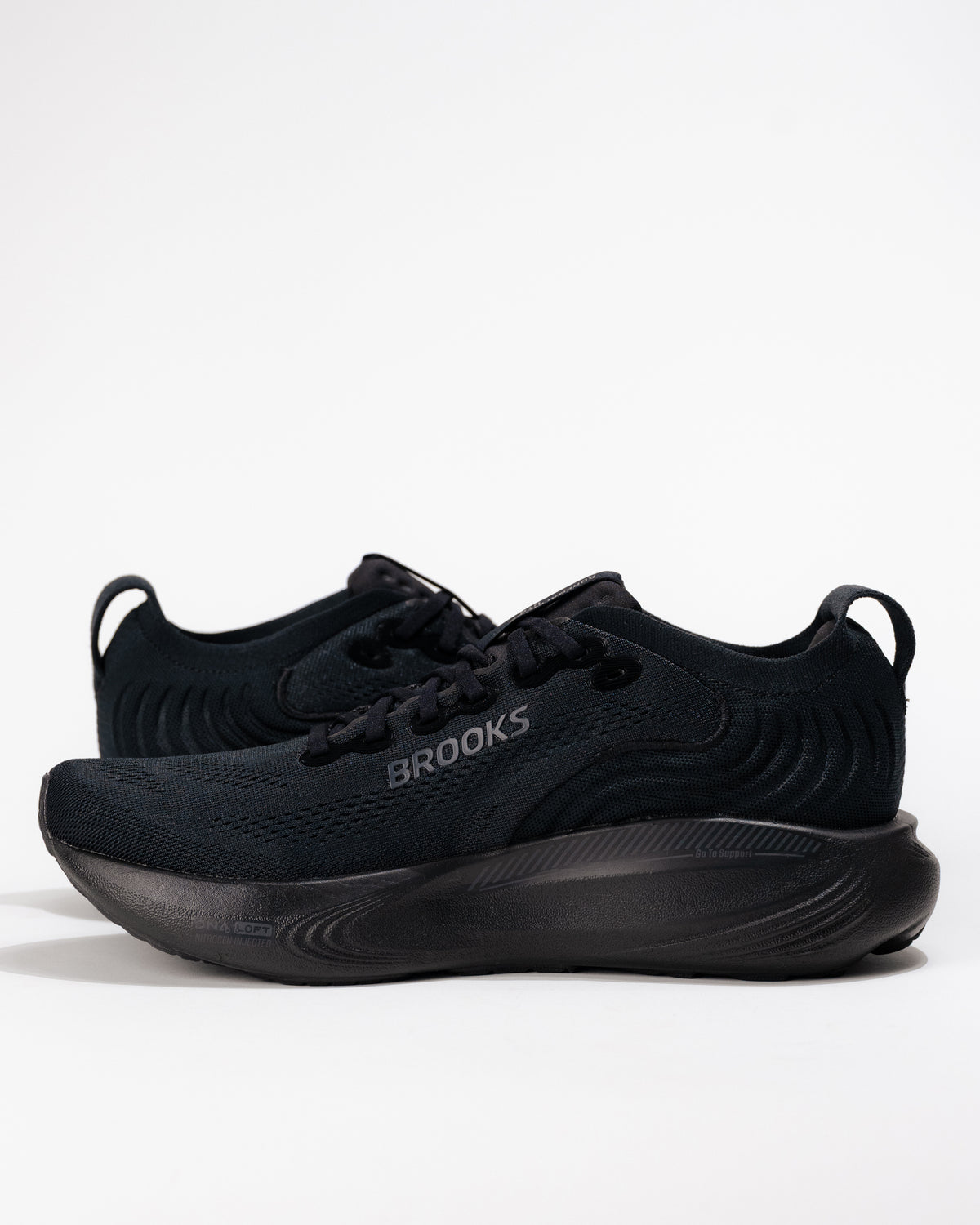 Men’s Brooks Adrenaline GTS 25 running shoes – lateral view highlighting plush midsole cushioning and sleek silhouette