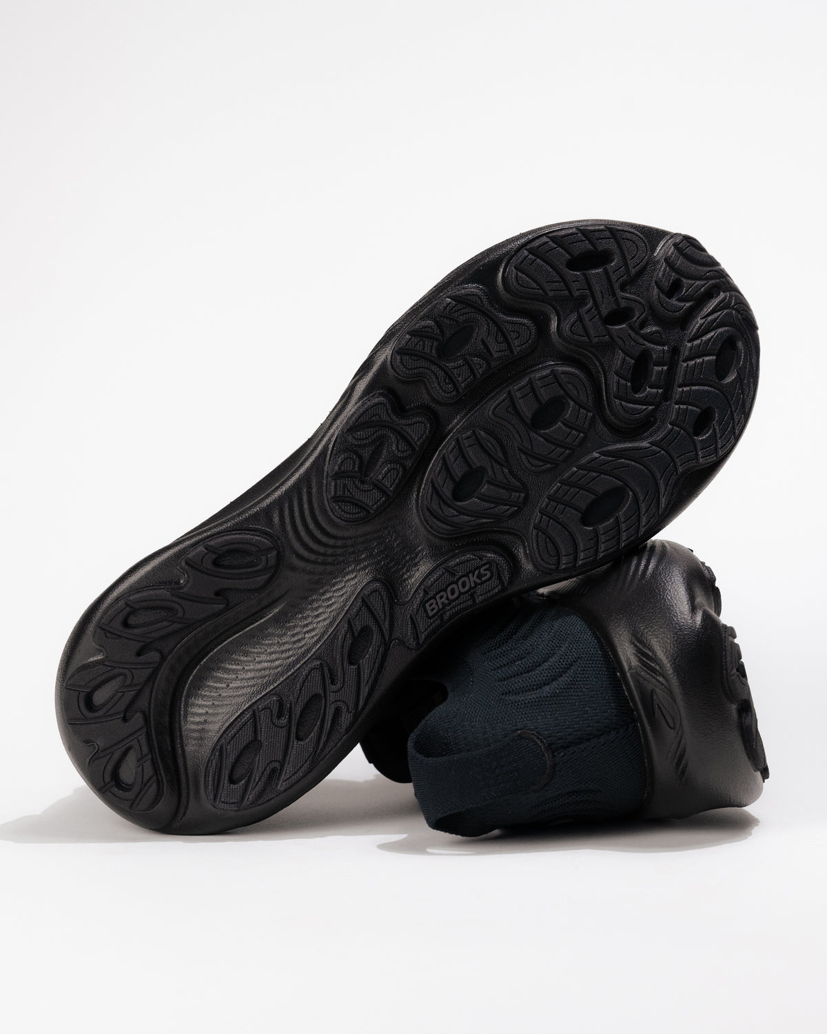 Outsole and heel stack view of Brooks Adrenaline GTS 25 Black – durable grip and stable base for road running