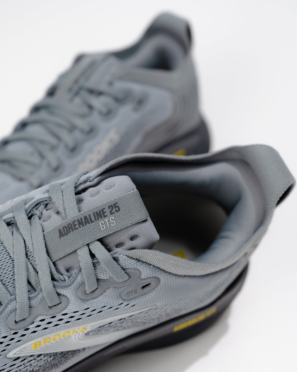 Close-up of Brooks Adrenaline GTS 25 logo and cushioned heel detail – men’s stability running shoe in Primer Gray colorway