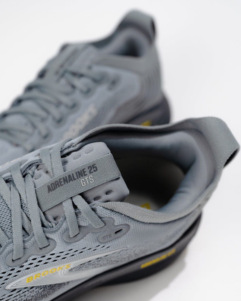 Close-up of Brooks Adrenaline GTS 25 logo and cushioned heel detail – men’s stability running shoe in Primer Gray colorway