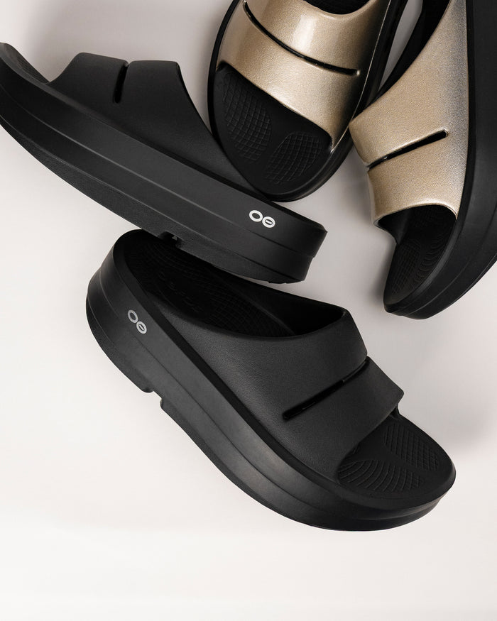 Top-down view of OOmega OOahh women’s slide showing contoured footbed