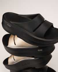 Close-up of OOfoam™ midsole on OOFOS OOmega OOahh for women stacked with OOah Latte metallic platform