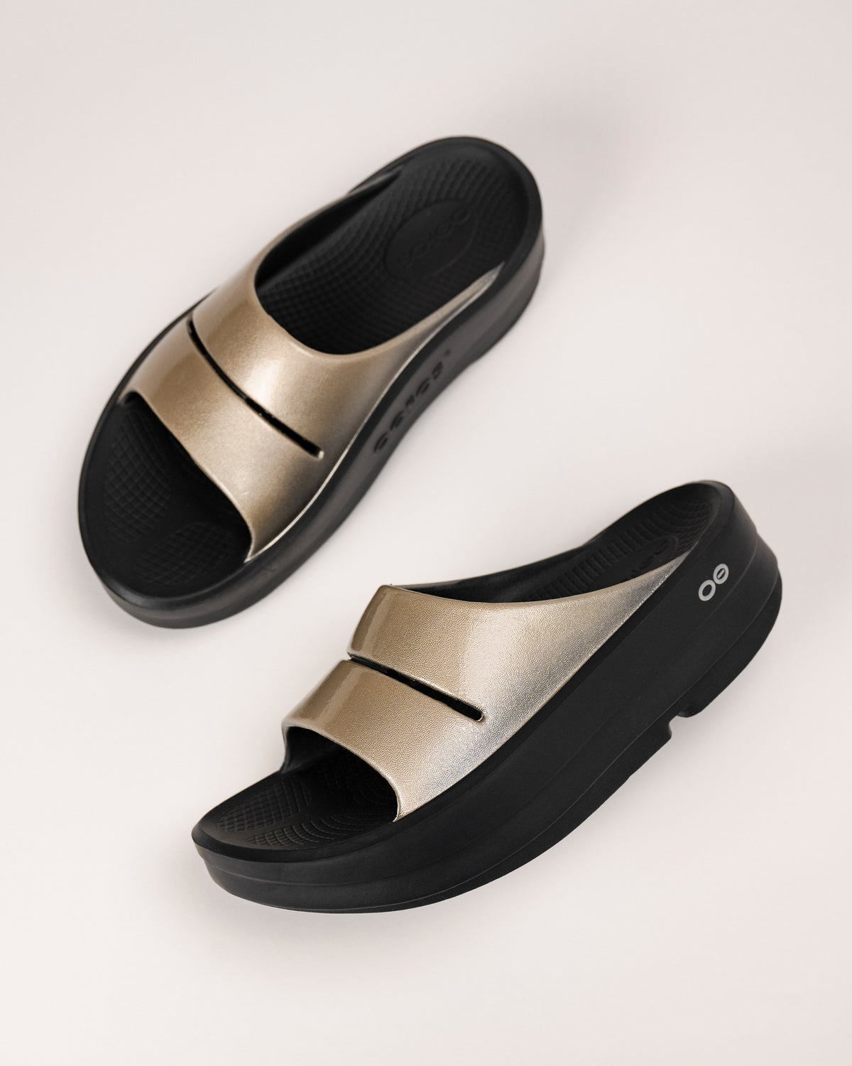 Top-down view of OOFOS OOmega OOahh Luxe platform sandal in Latte