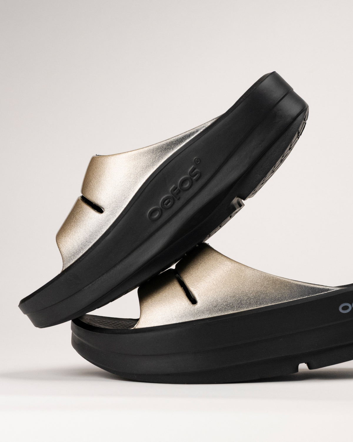 Close-up of OOfoam™ cushioning in OOFOS OOmega Luxe Latte foam recovery slide