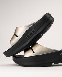 Close-up of OOfoam™ cushioning in OOFOS OOmega Luxe Latte foam recovery slide