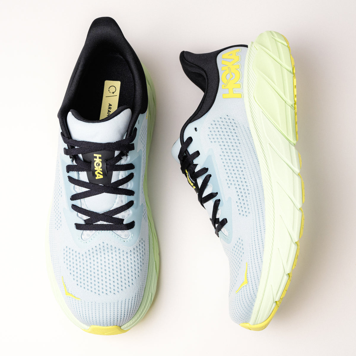 Top-down view of Men’s HOKA Arahi 7 showcasing breathable engineered mesh upper.