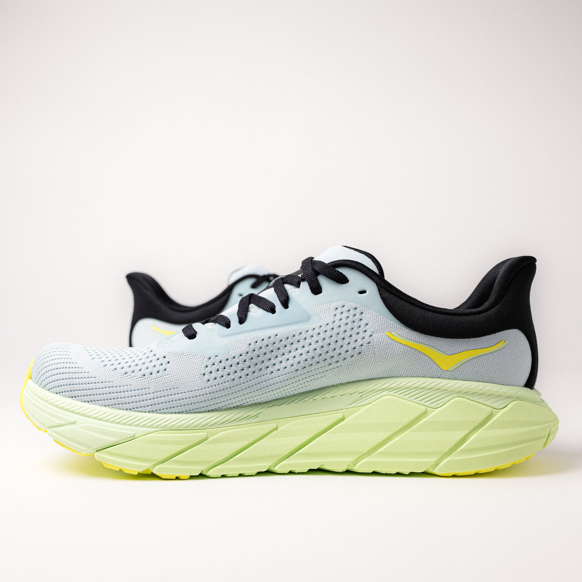 Side view of Men’s HOKA Arahi 7 featuring J-Frame™ Stability Technology.