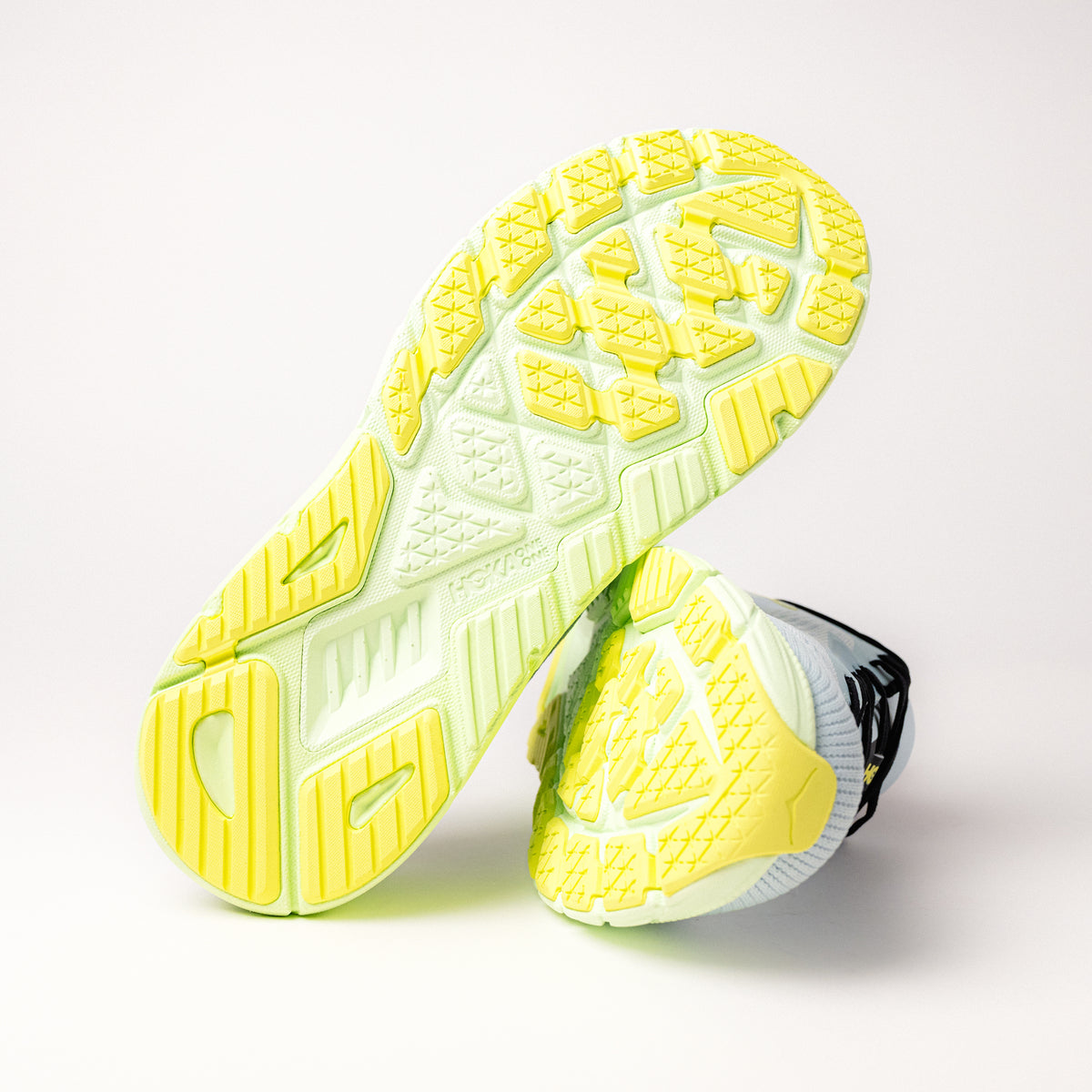 Outsole detail of Men’s HOKA Arahi 7 with durable, lightweight rubber for reliable grip.