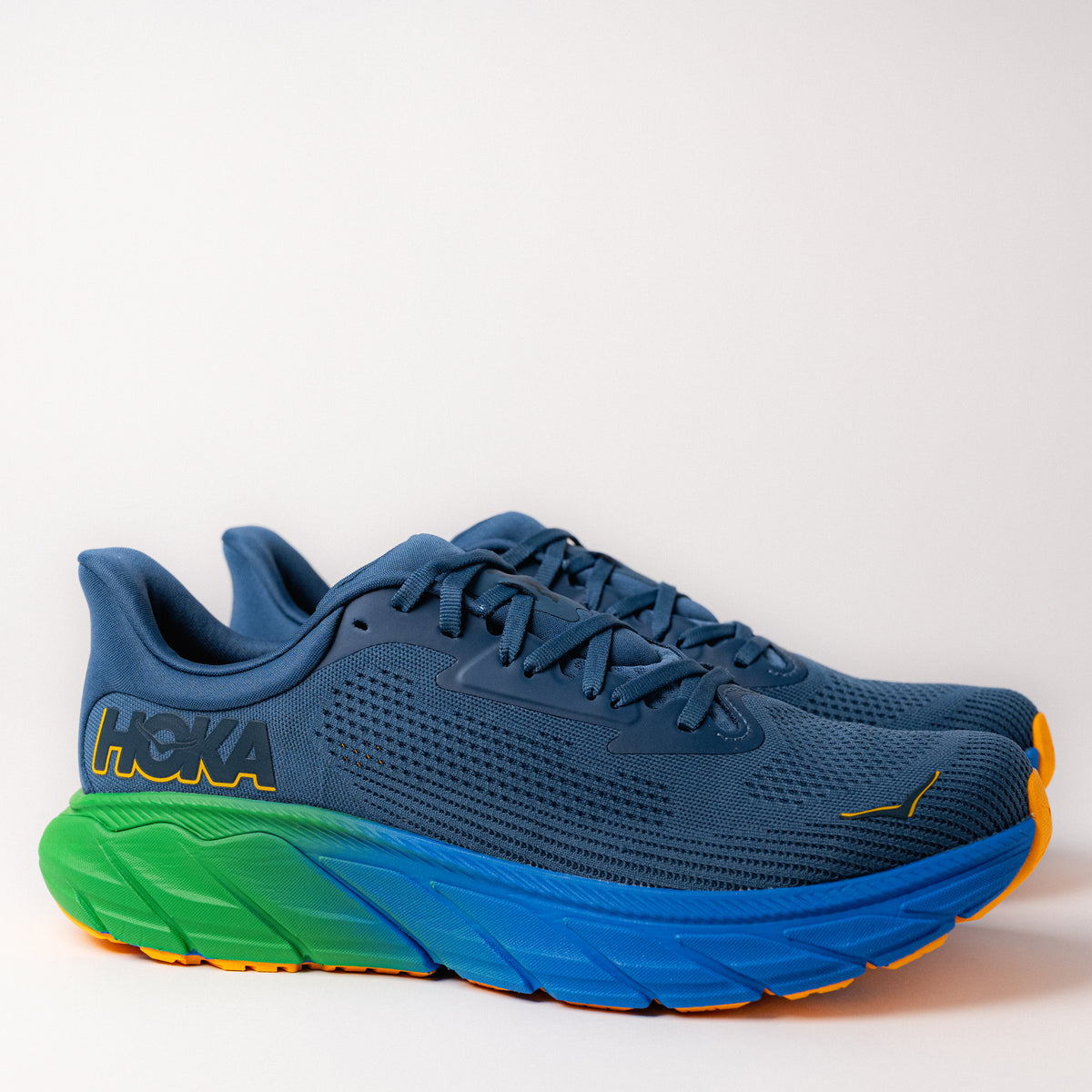 Side view of Men’s HOKA Arahi 7 featuring J-Frame™ Stability Technology.