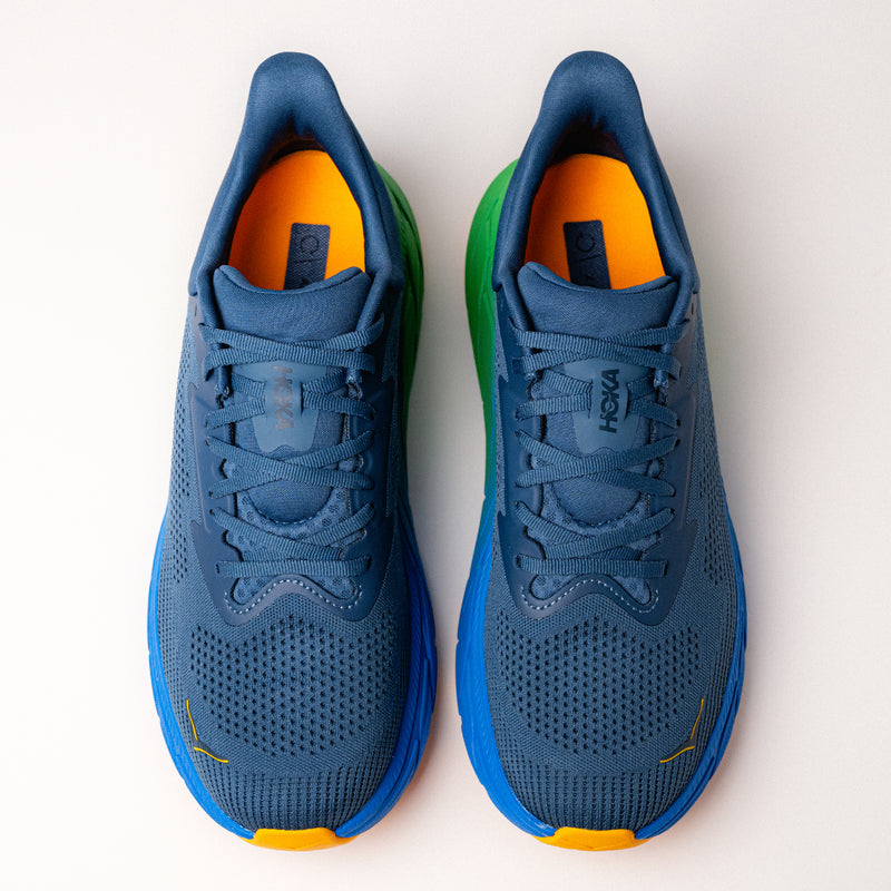 Top-down view of Men’s HOKA Arahi 7 showcasing breathable engineered mesh upper.