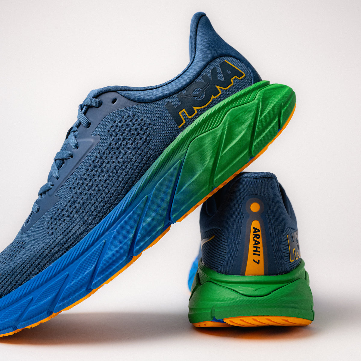 Close-up of the HOKA Arahi 7 men’s road running shoe with Early-Stage Meta-Rocker Geometry for smooth transitions.