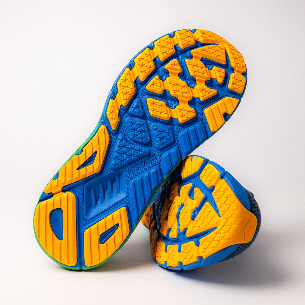 Outsole detail of Men’s HOKA Arahi 7 with durable, lightweight rubber for reliable grip.