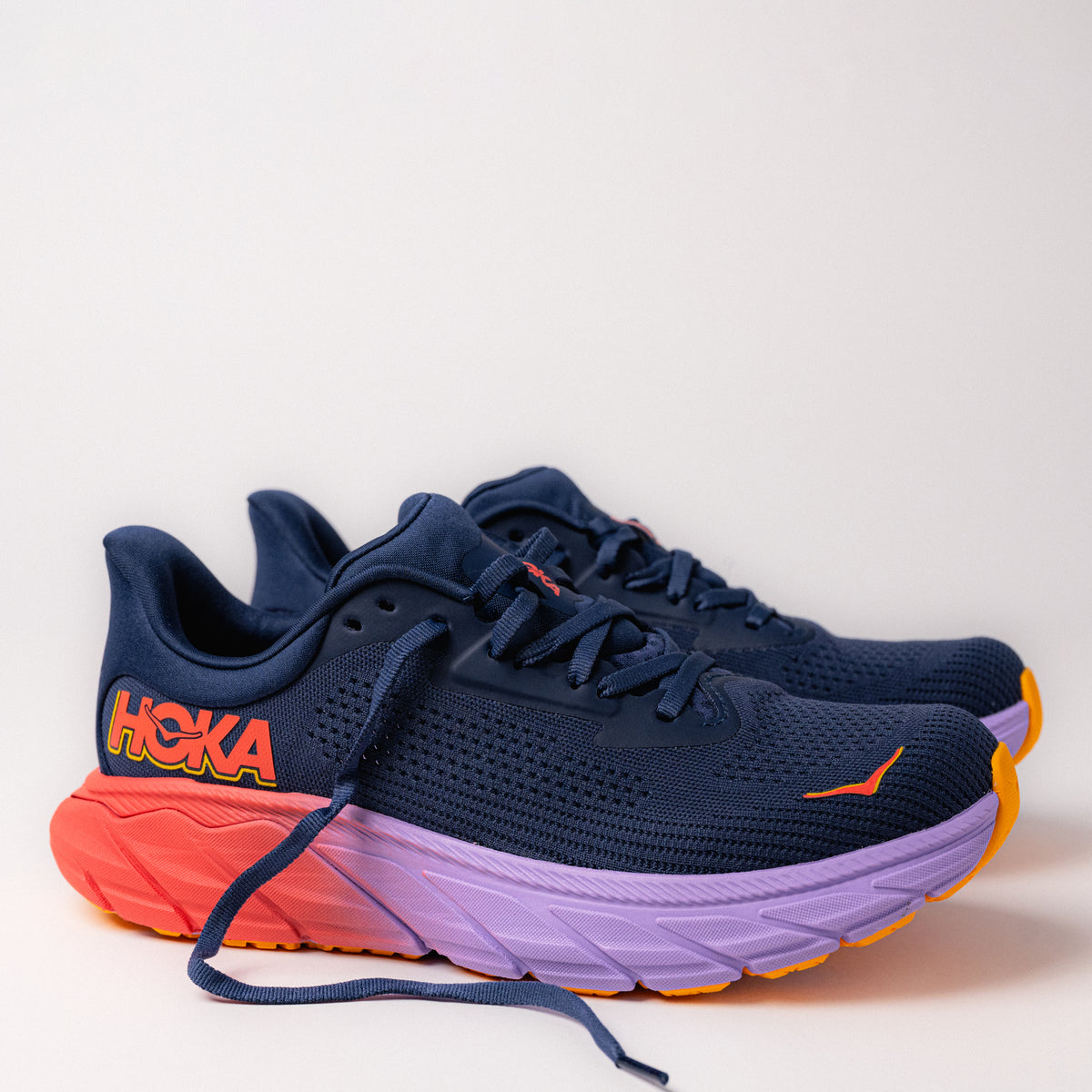 Side profile of Women’s HOKA Arahi 7 featuring J-Frame™ for guided support against overpronation.