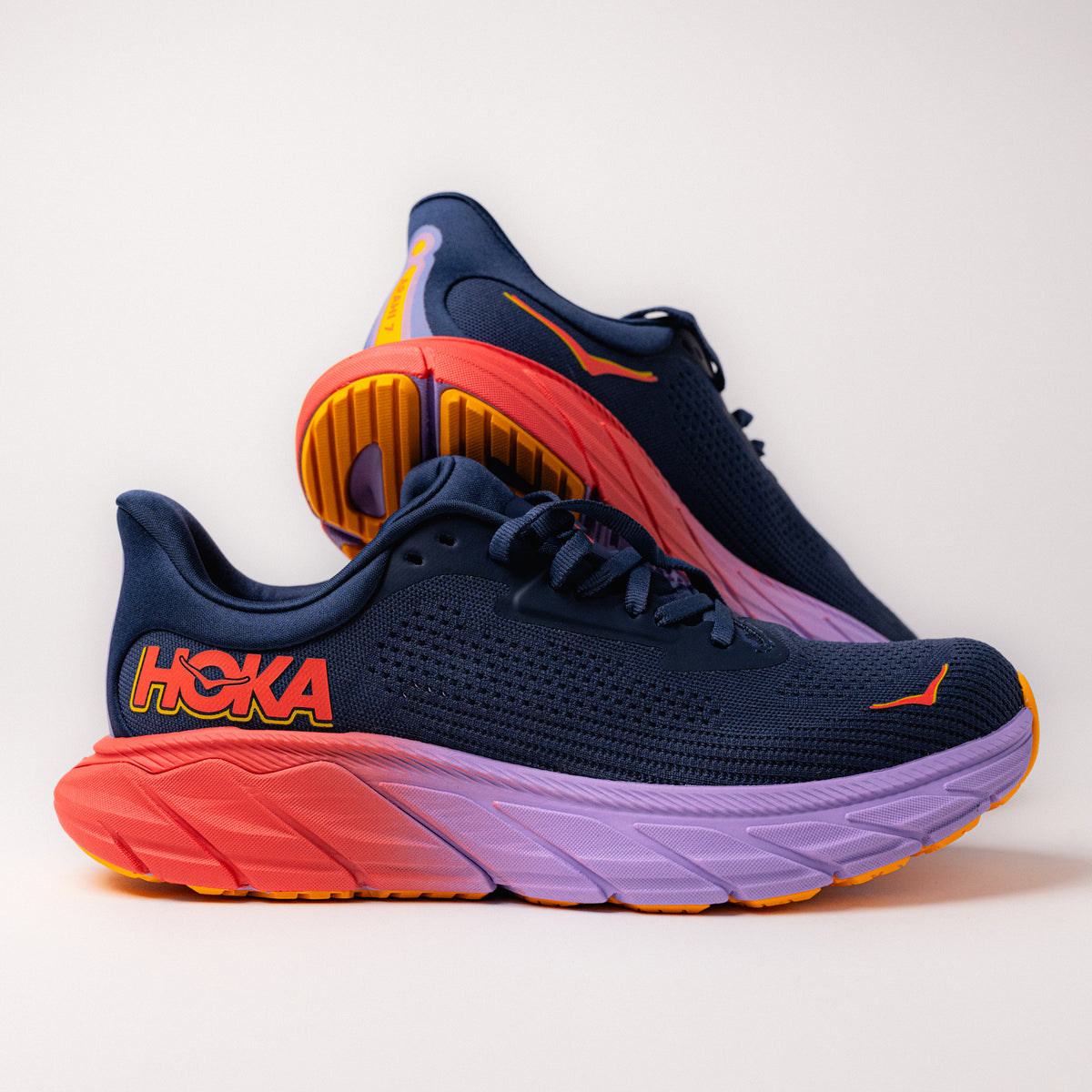 Side profile of Women’s HOKA Arahi 7 featuring J-Frame™ for guided support against overpronation.